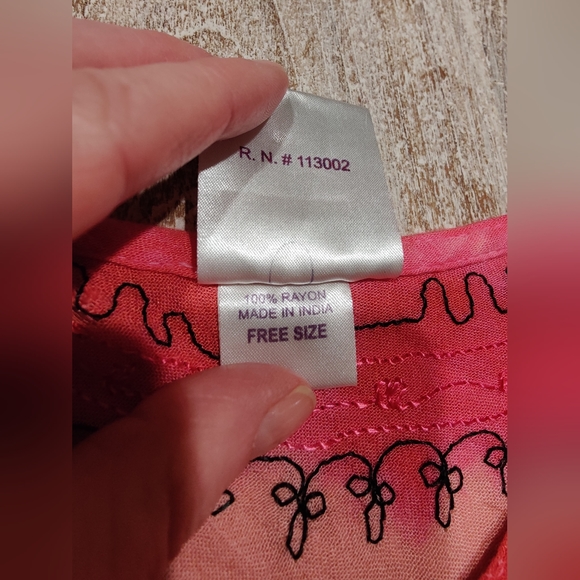 3 for 25!!!! ASHLEY INTERNATIONAL Bermuda shorts and 2 TOPS!! - Picture 12 of 14